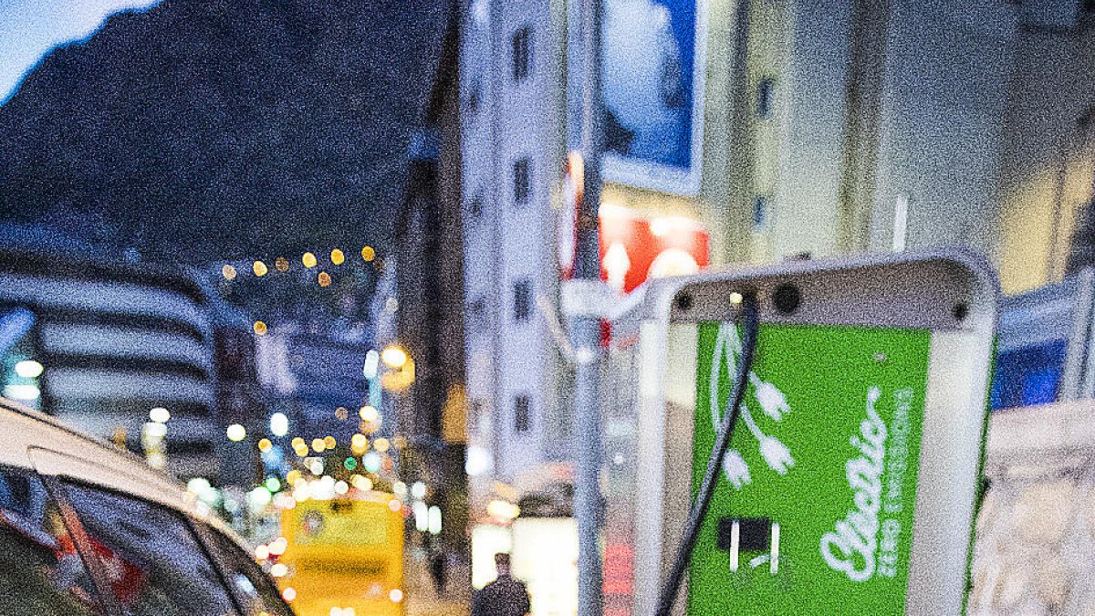 El Govern farà pagar la recàrrega dels vehicles elèctrics a la via pública