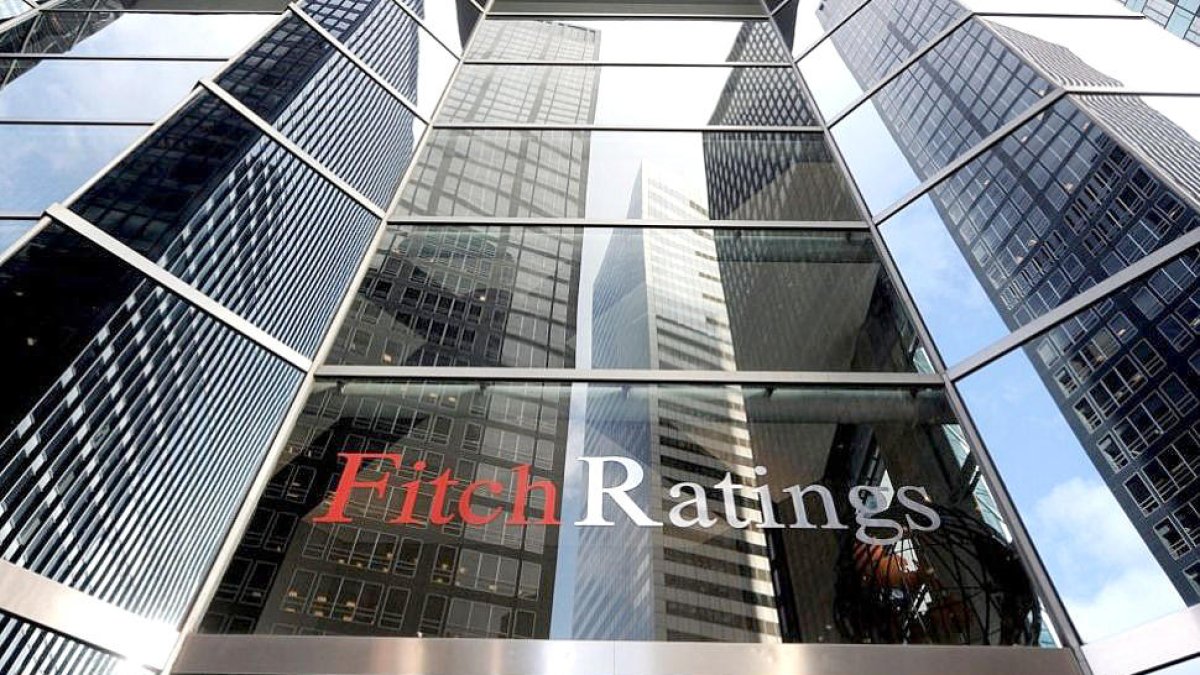 Fitch destaca la millora de les finances i la reducció del deute