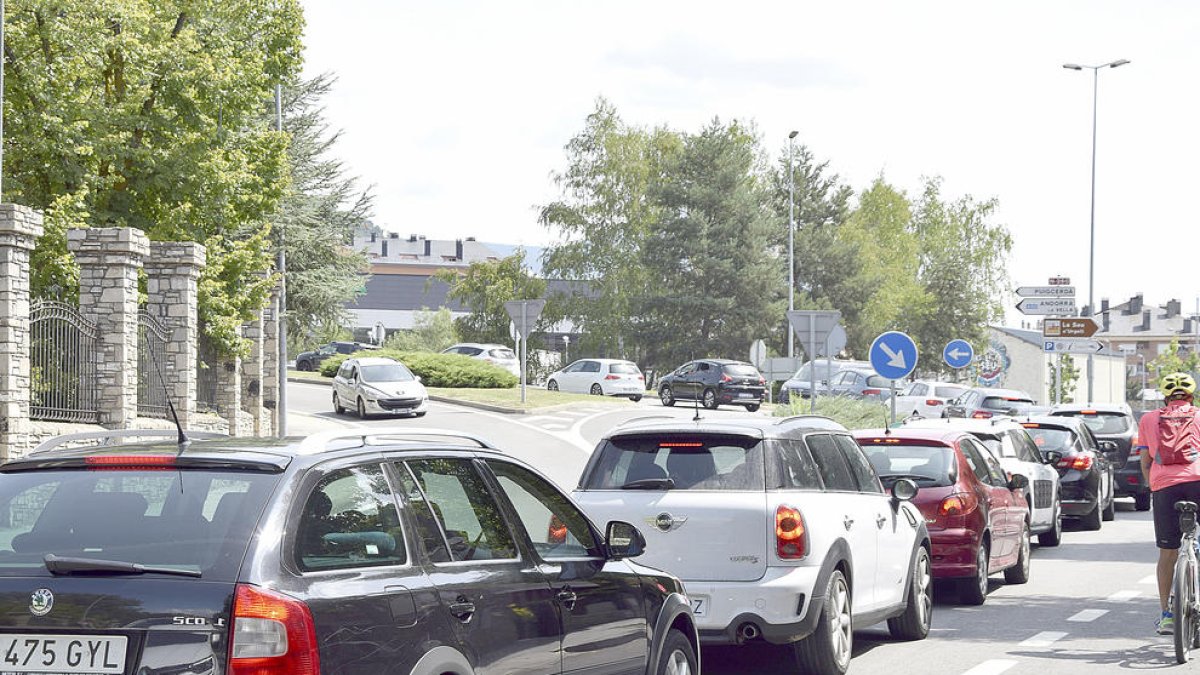Cues a l'entrada del país pels controls policials