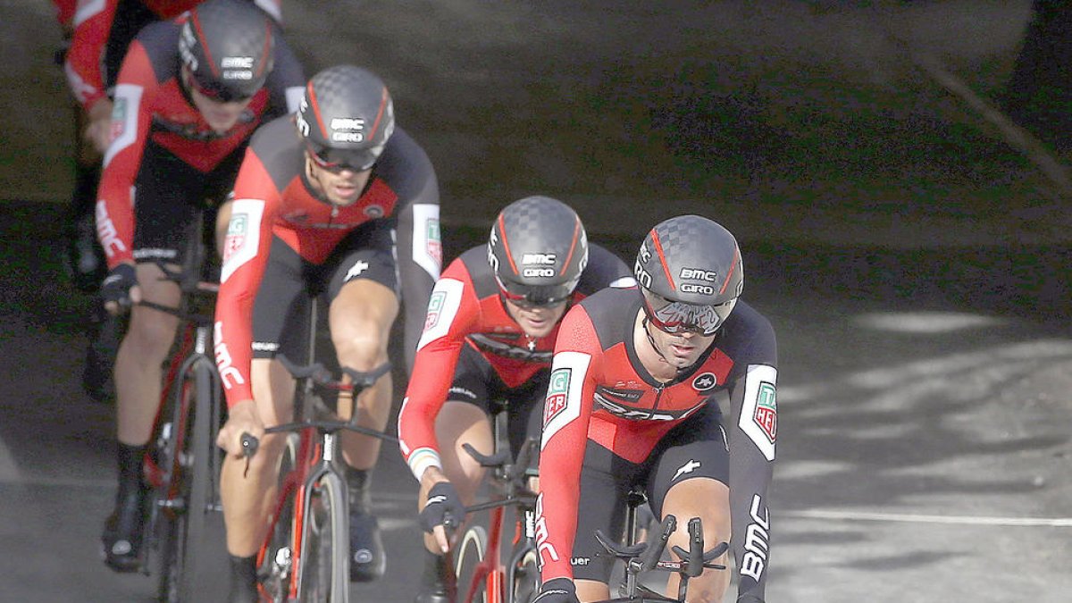 El resident Rohan Dennis se situa com a primer líder