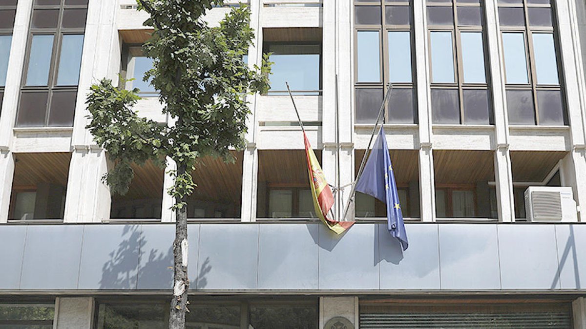 Llibre de condolences a l'ambaixada espanyola