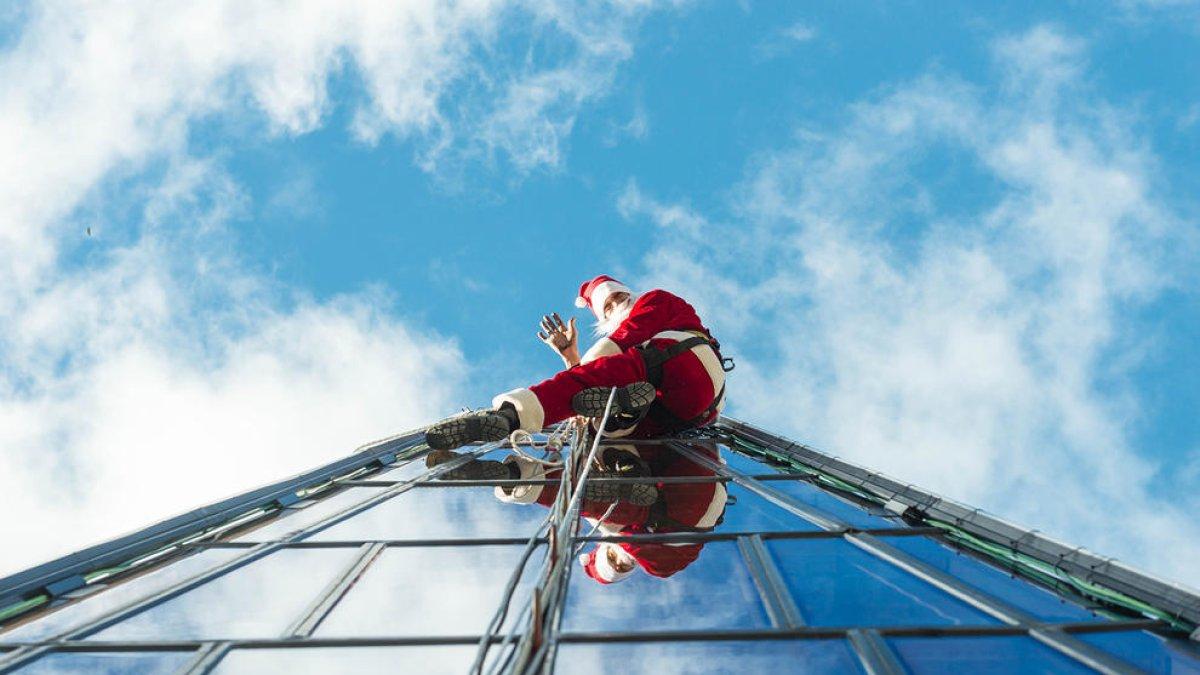 El Pare Noel baixa fent ràpel des de Caldea