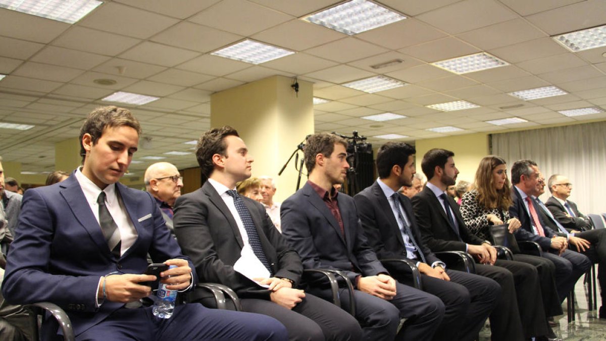 Crèdit Andorrà entrega cinc beques per a joves