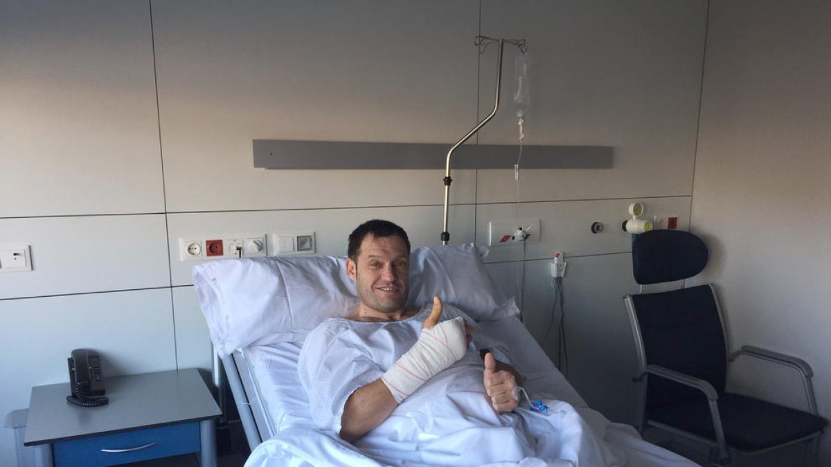 Albert Llovera es recupera de l'operació a la mà dreta