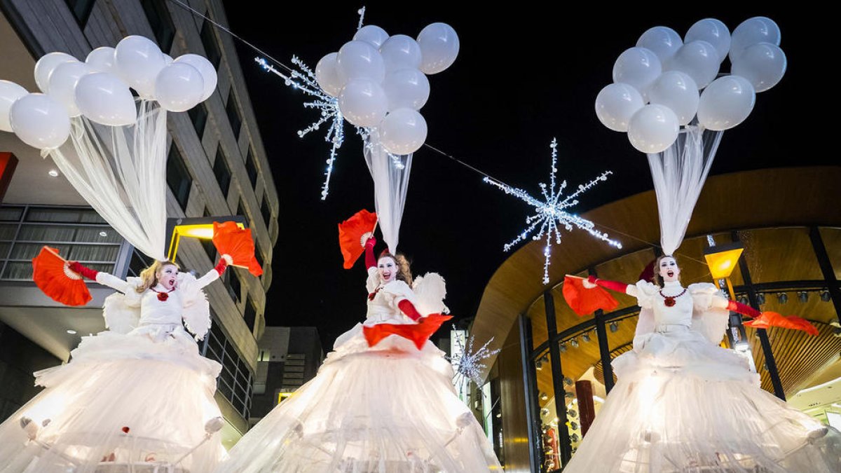 Tres bicicletes màgiques roden per l'Avinguda Meritxell