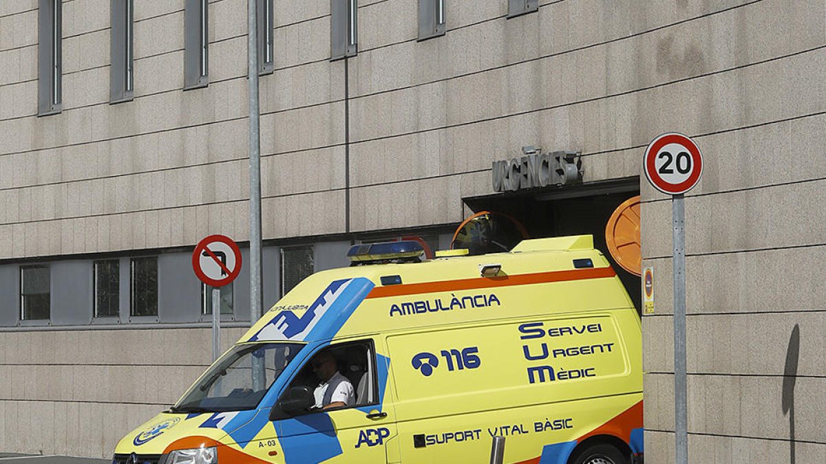 Un motorista, operat d'urgència a causa d'un accident a la capital