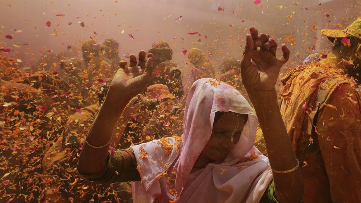 Diverses vídues índies participen a la celebració del festival Holi a Vrindavan, Uttar Pradesh (Índia)