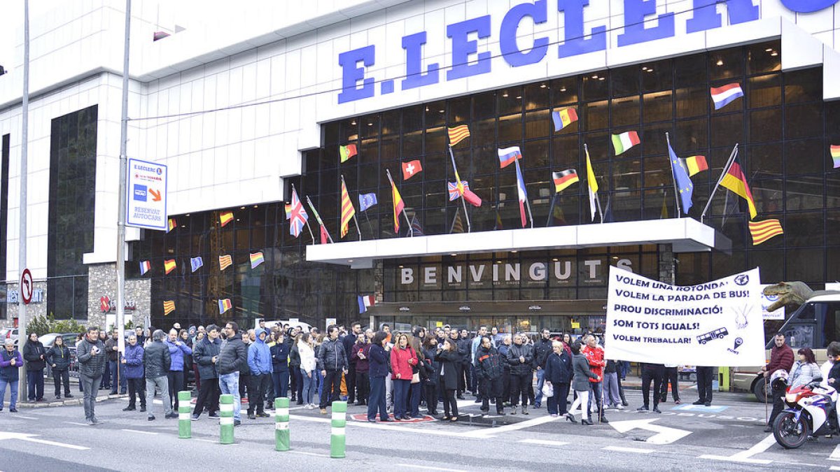 Protesta dels empleats del Punt de Trobada per la rotonda