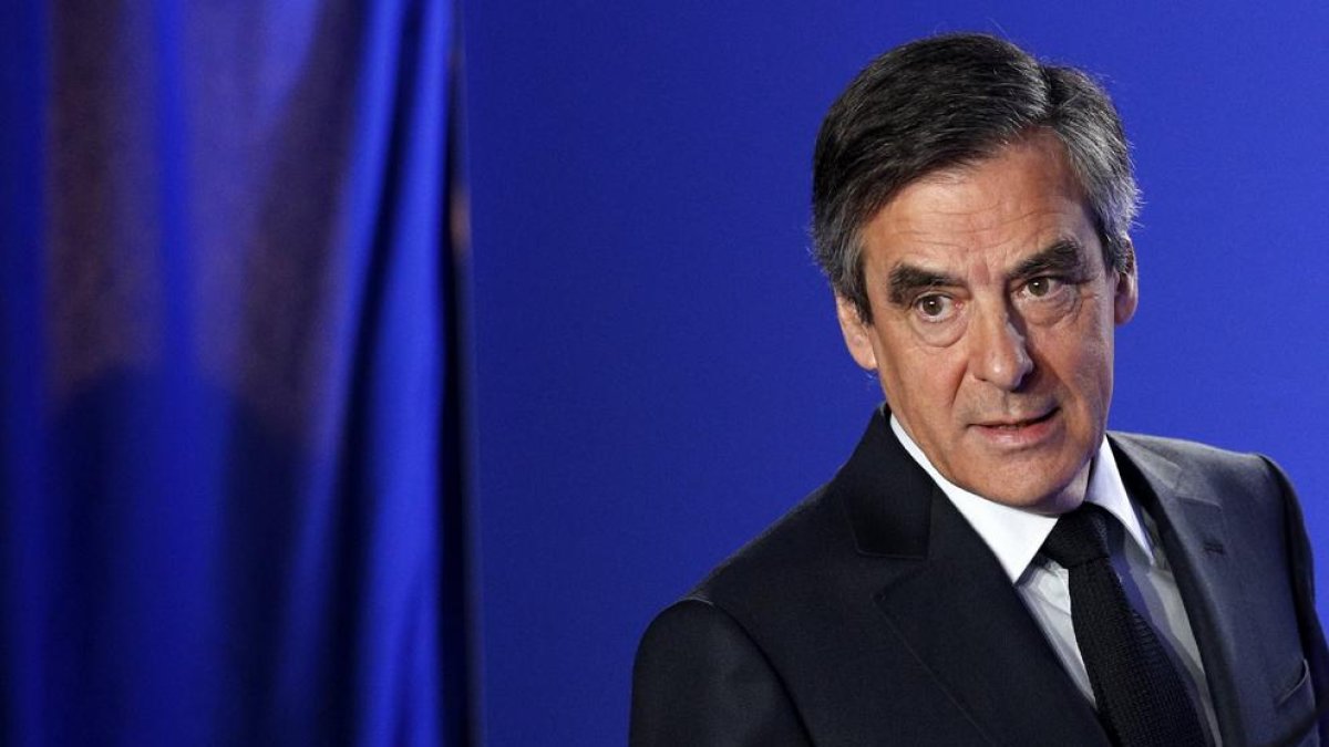 Fillon, imputat per presumpte desviament de fons públics