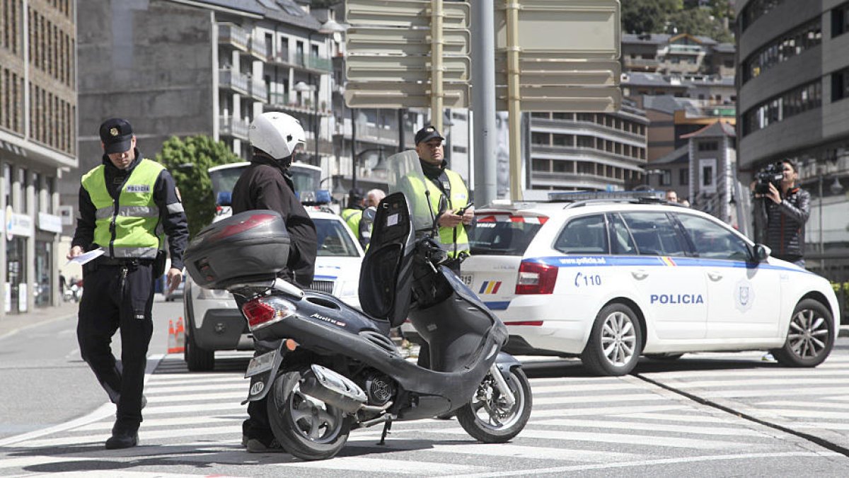 Primers controls de la policia a motocicletes i ciclomotors