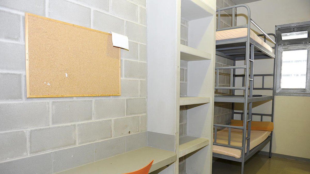 Cinc anys de presó per haver intentat matar el cap amb una barra de ferro