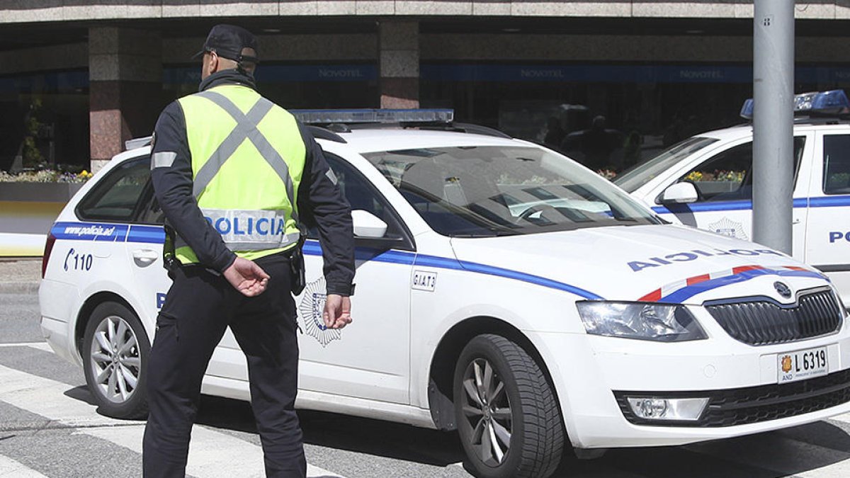 Detinguts tres no residents acusats de robar 42 perfums