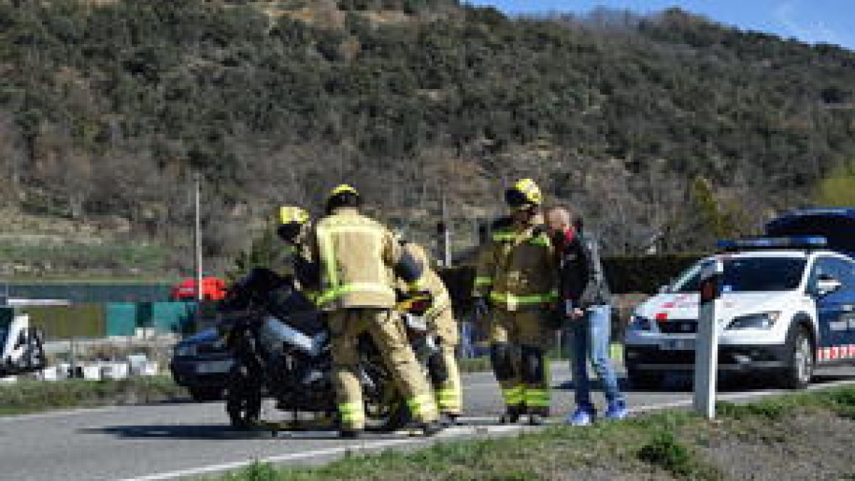 Una moto pateix un accident lleu a la Seu