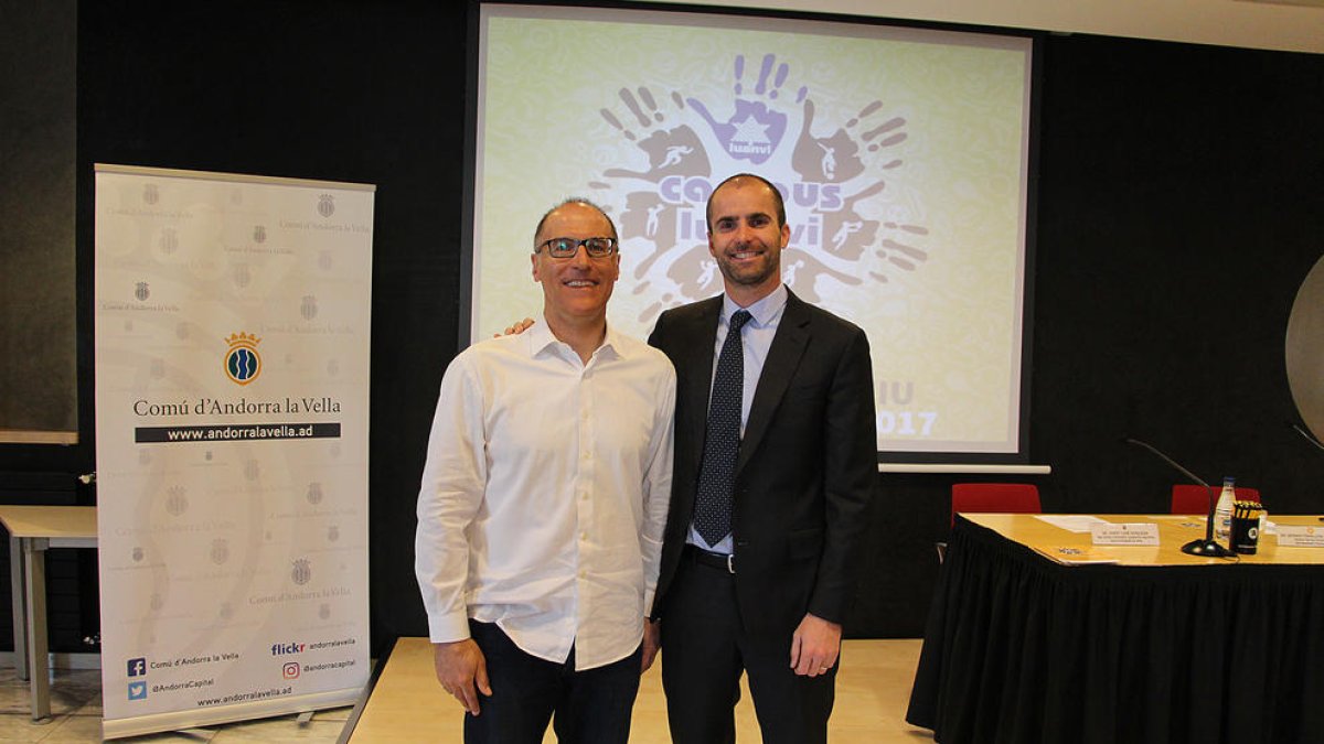 El cap d'àrea d'activitats i programes esportius del Comú d'Andorra la Vella, Josep Tudó, i el director de Banca Comercial de Banc Sabadell, Gerard Fonolleda, han presentat el campus esportiu Luanvi