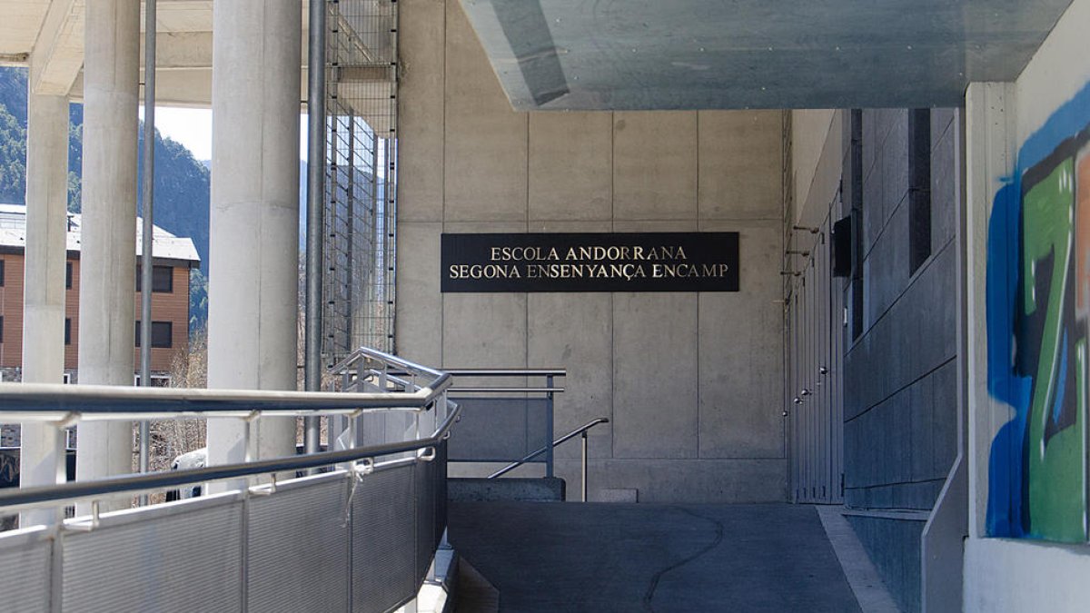 L'entrada de l'escola de Segona Ensenyança d'Encamp