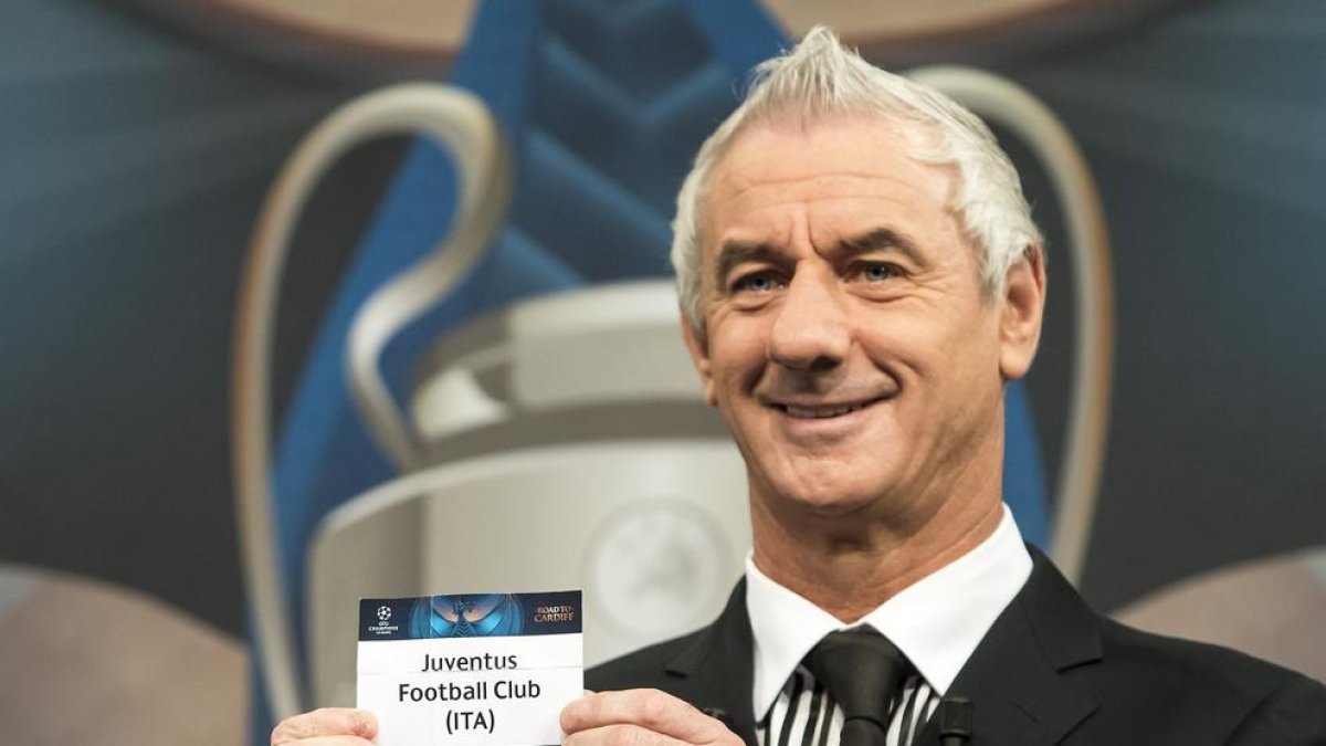 L'exjugador gal·lès, Ian Rush, mostra la papereta de la Juventus, al sorteig dels quarts de final d'aquest matí.