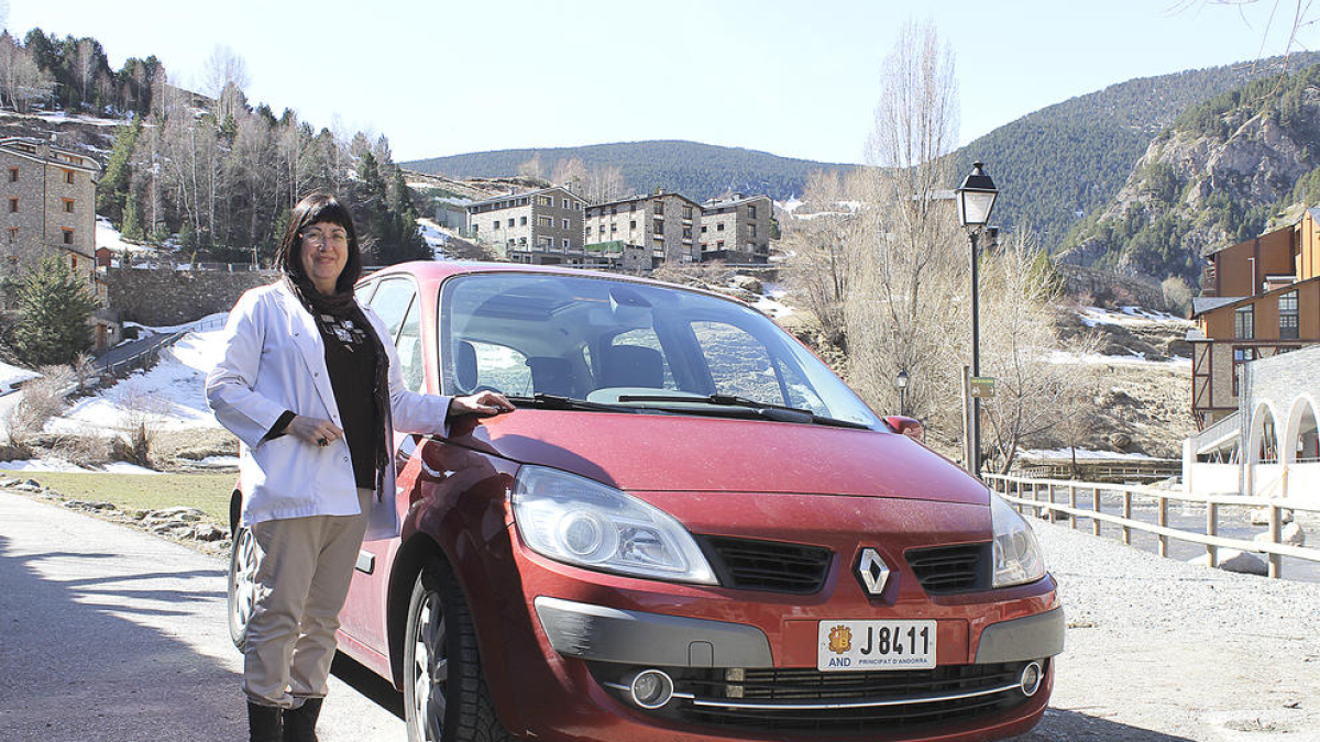 Àngels Mach amb el seu Renault Scenic al costat del riu Valira.