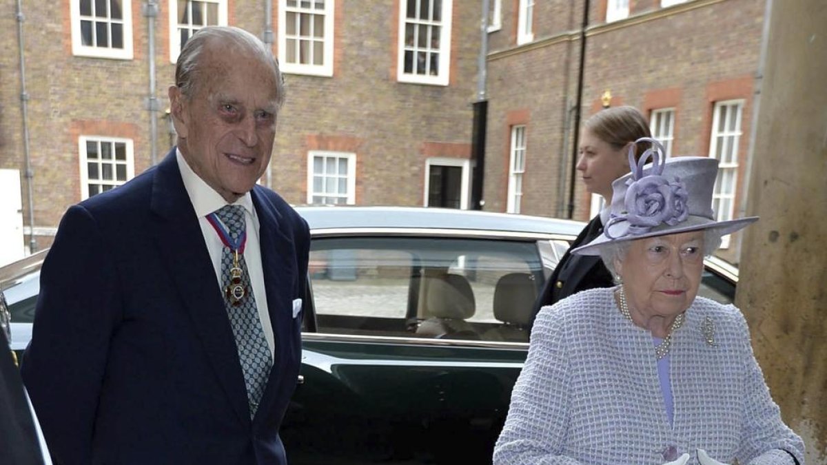 Felip d'Edimburg abandona els deures reials