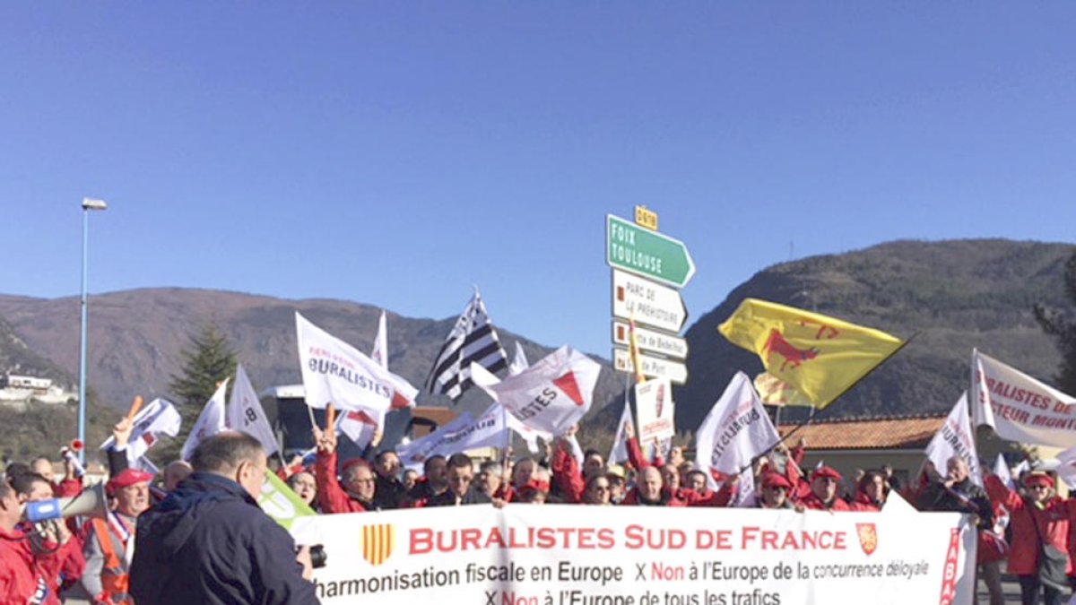 Un centenar d'estanquers gals protesten pel diferencial de preus