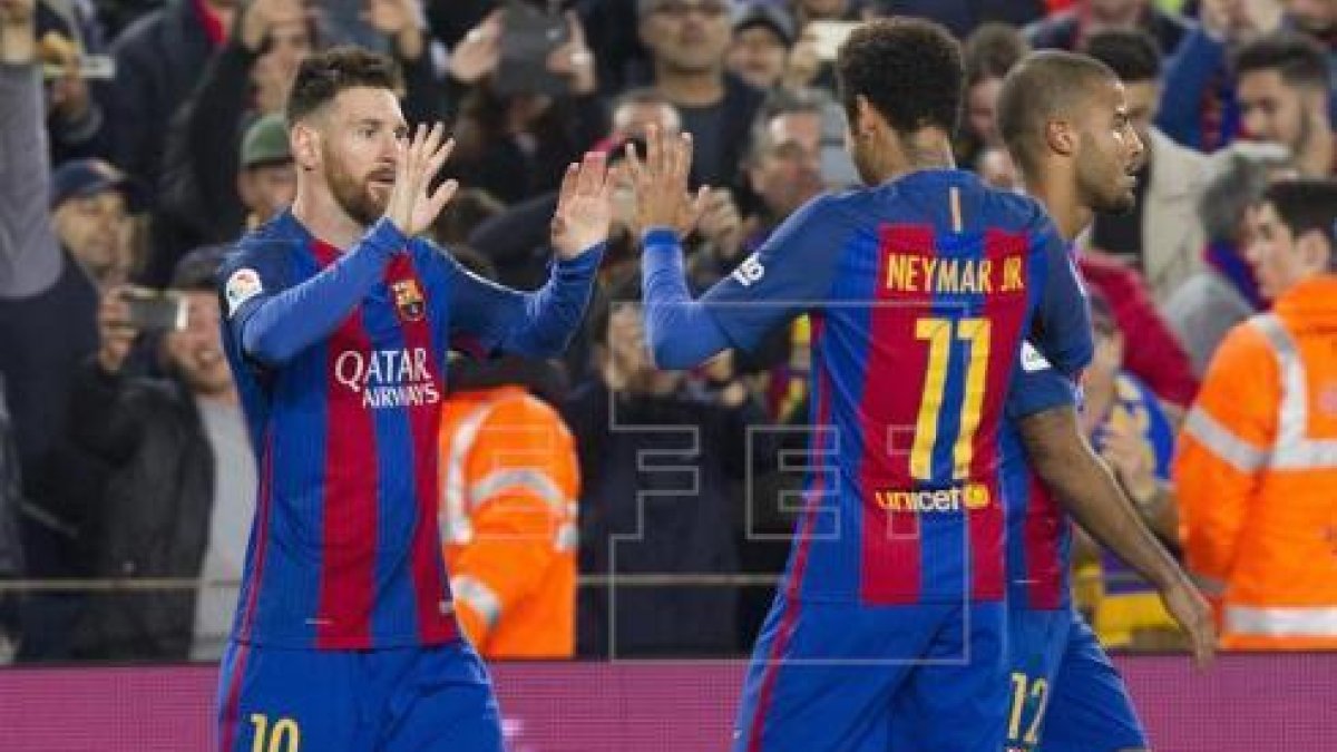 Neymar meravella i Messi executa