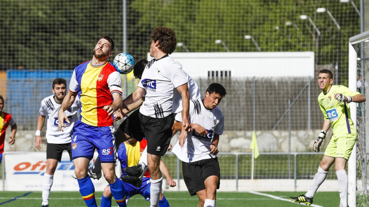 Punt amarg davant del líder que dificulta l'ascens directe