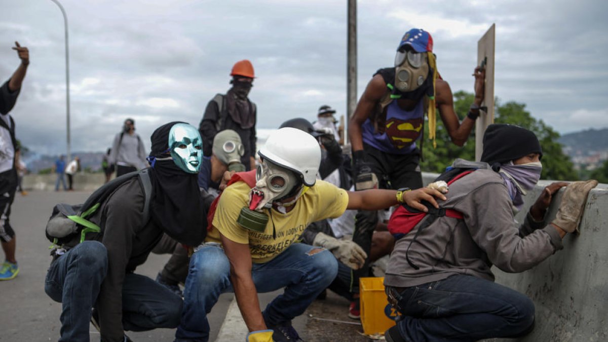 Noves manifestacions a Veneçuela, on ja són 37 les víctimes mortals