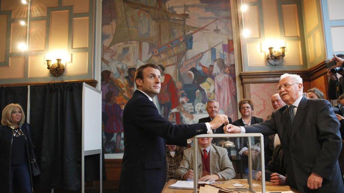 Macron, diposita el seu vot.