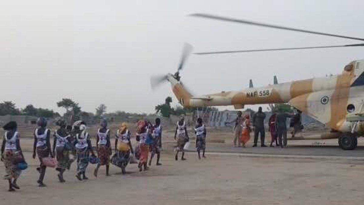 Arriben a casa les 82 noies que van ser alliberades de Boko Haram