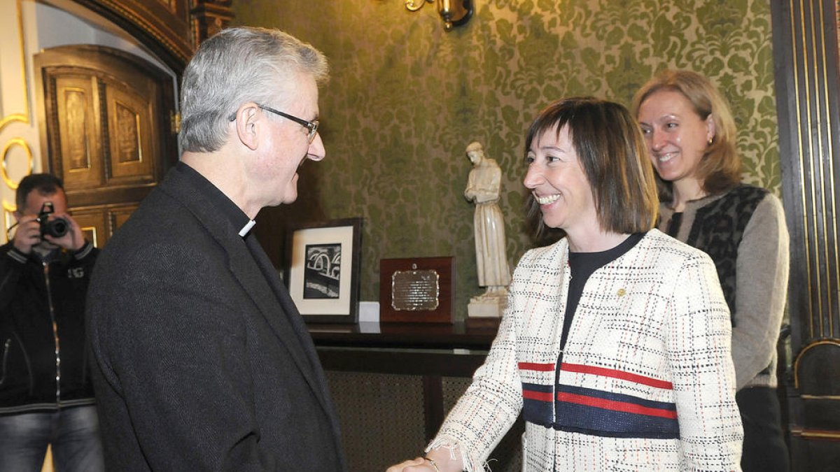 Primera trobada entre vives i la ministra Descarrega