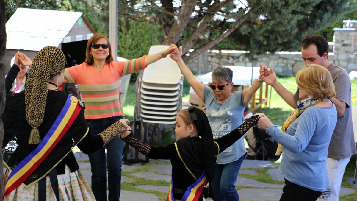 Desenes de persones a la diada de Sant Miquel d'Engolasters