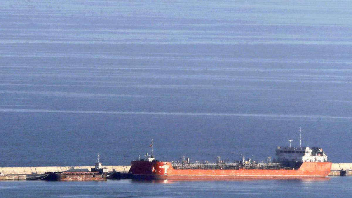 Dos desapareguts en un xoc al port de Barcelona