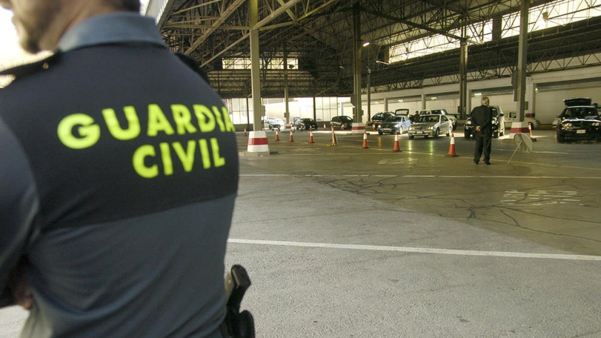 Un agent de la guàrdia civil espanyola a la frontera del riu Runer en una imatge d'arxiu.