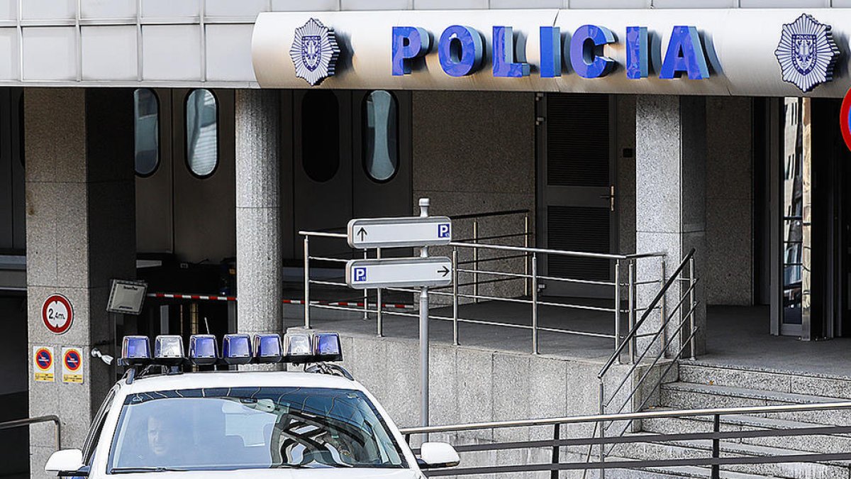 Un jove, detingut per amenaçar un grup amb una navalla a la capital