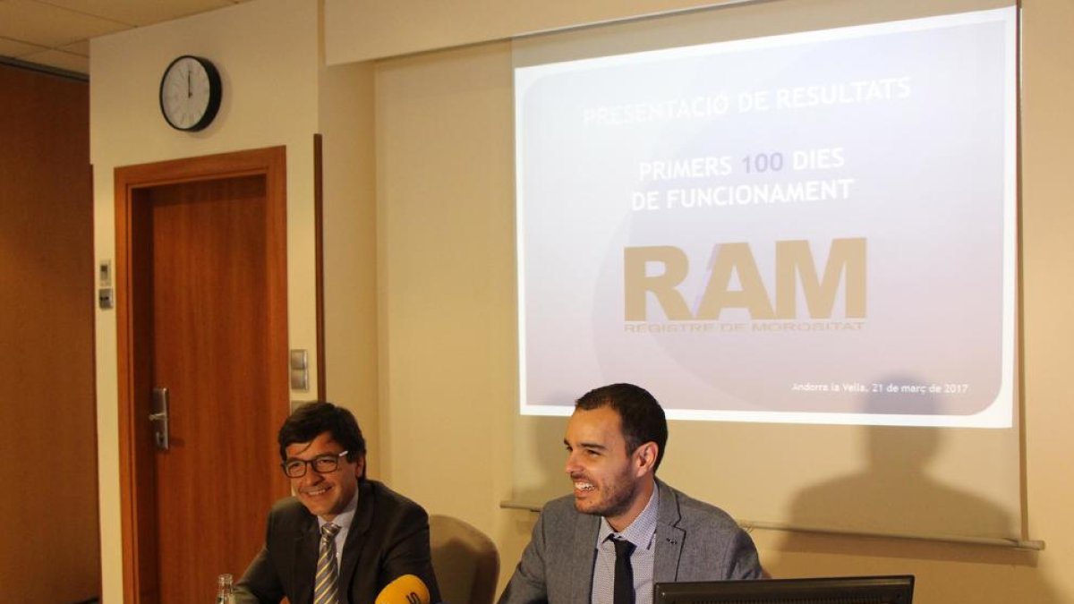 El ministre de Finances, Jordi Cinca, i el soci director del Registre de Morositat, David Castillo, durant la roda de premsa de balanç dels 100 primers dies.