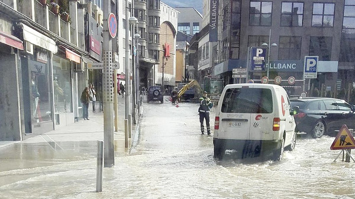 Inundació i tall d'aigua a la capital per un tub foradat