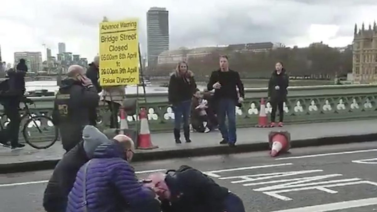 Un atac prop del parlament britànic deixa 4 morts i una vintena de ferits