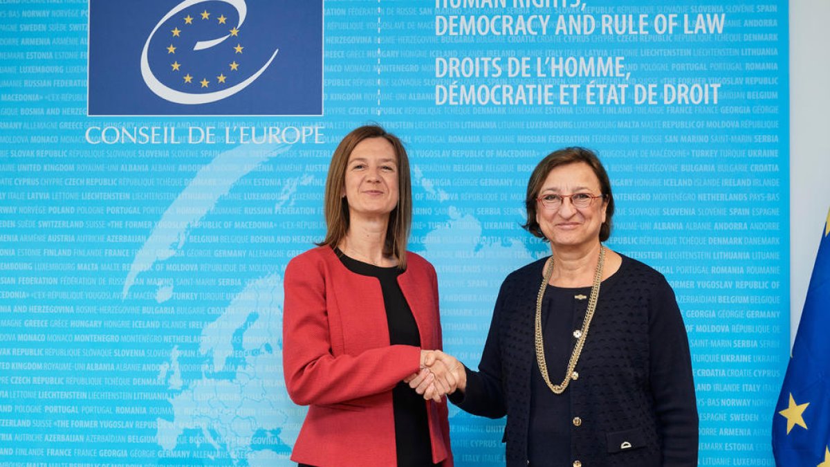 La ministra Sílvia Calvó amb la secretària general adjunta del Consell d'Europa, Gabriella Battaini-Dragoni