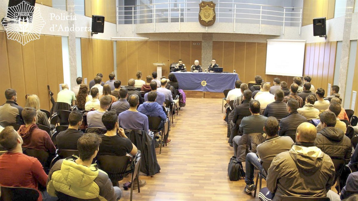 La policia suma 79 aspirants per a 31 places