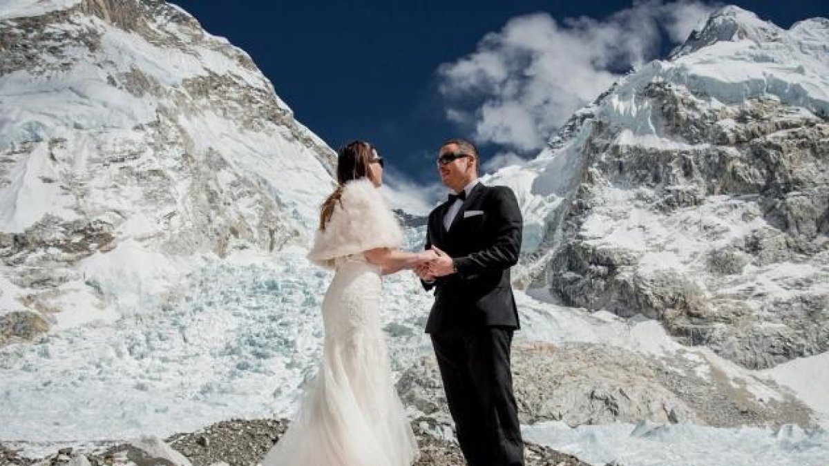 Una parella es casa a l'Everest, a 5.000 metres d'alçada