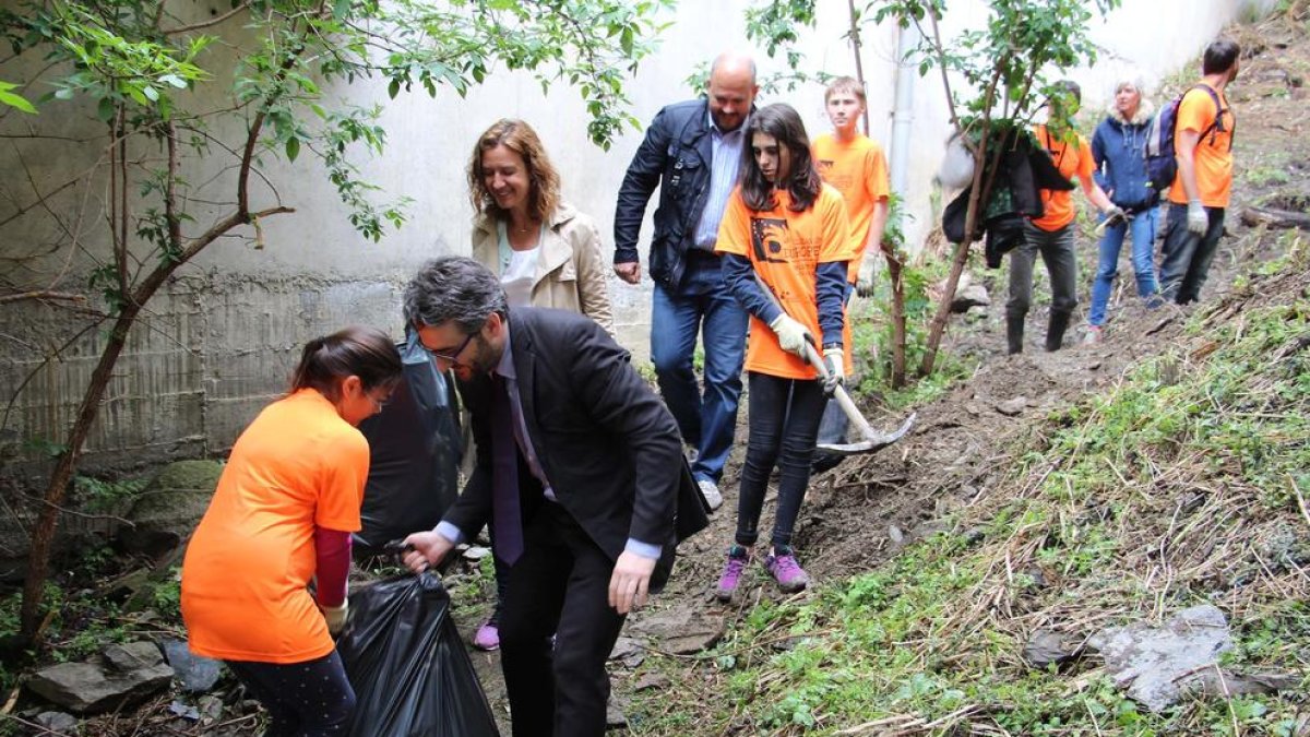Uns 180 alumnes participen en l'acció de neteja del medi 'Clean up day'
