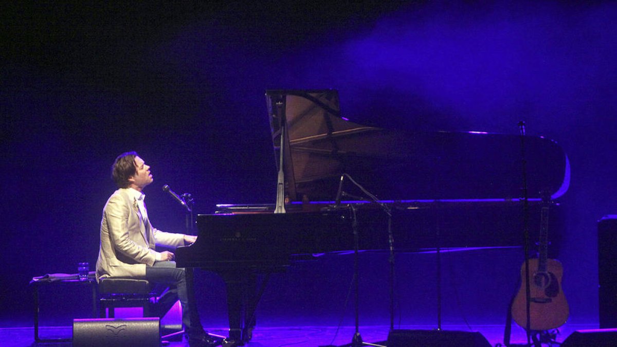 Un auditori emocionat aclama Rufus Wainwright