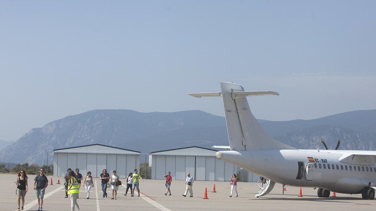 Catalunya treu a concurs cinc parcel·les per construir més hangars a l'aeroport