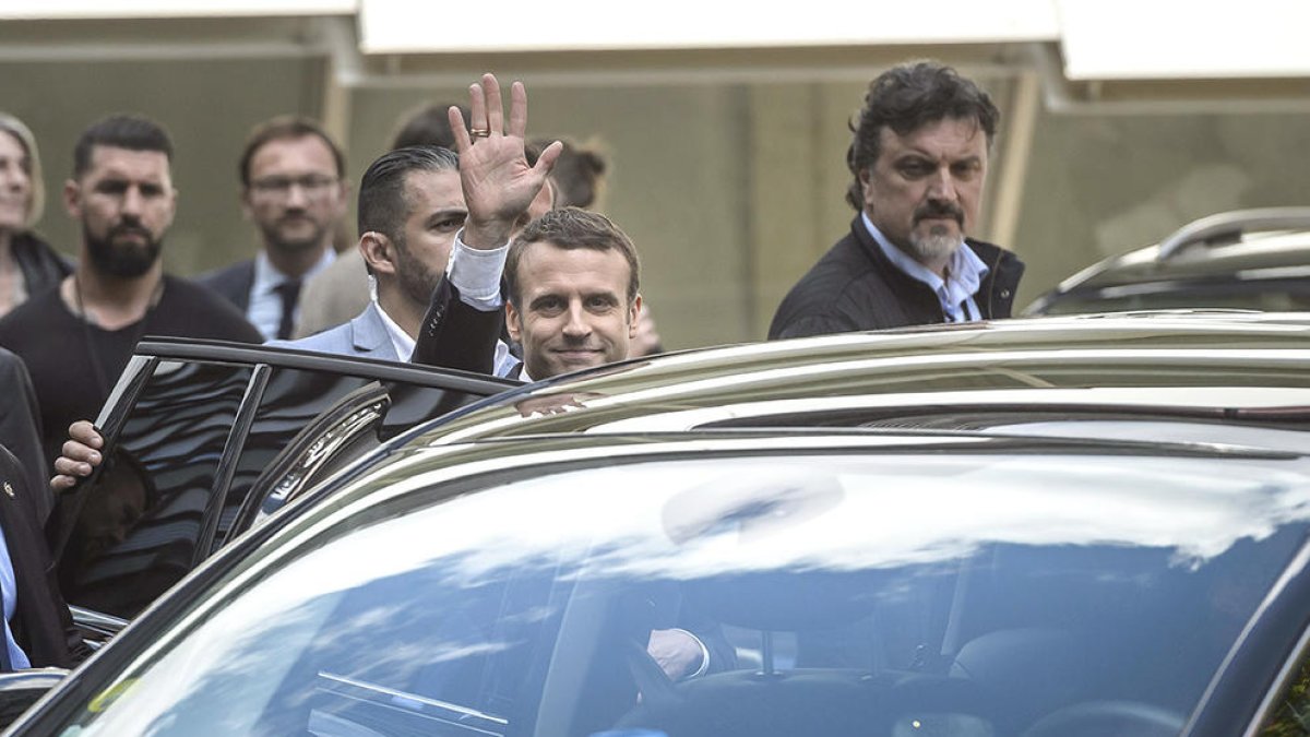 Macron pren possessió com a nou president