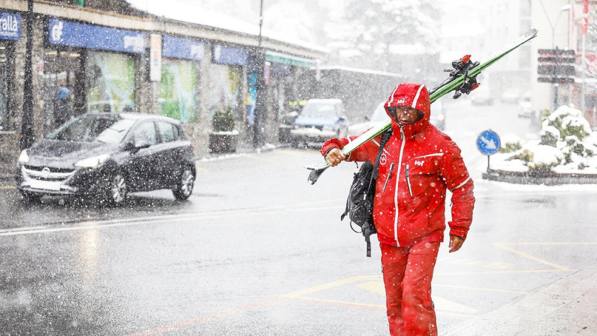 La nevada deixa gruixos de fins a 40 centímetres i manté les restriccions de circulació