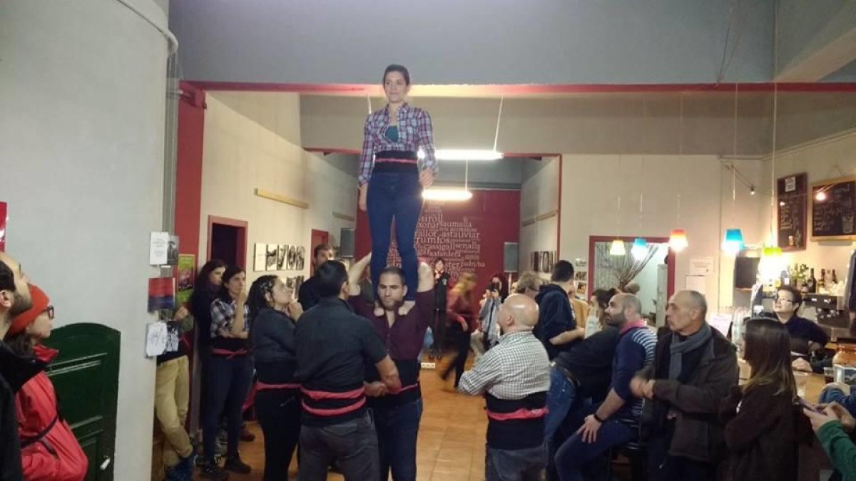 Una vintena de persones participen en el taller dels castellers a la Seu