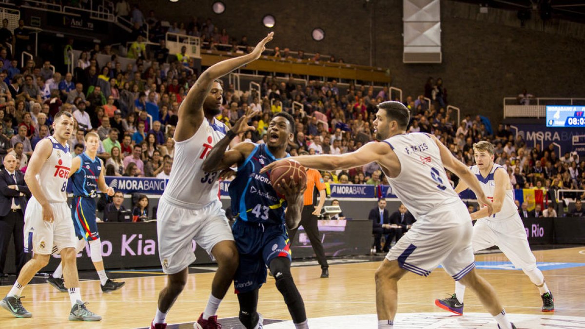 Antetokounmpo intenta penetrar a cistella davant l'oposició de Reyes i Thompkins.