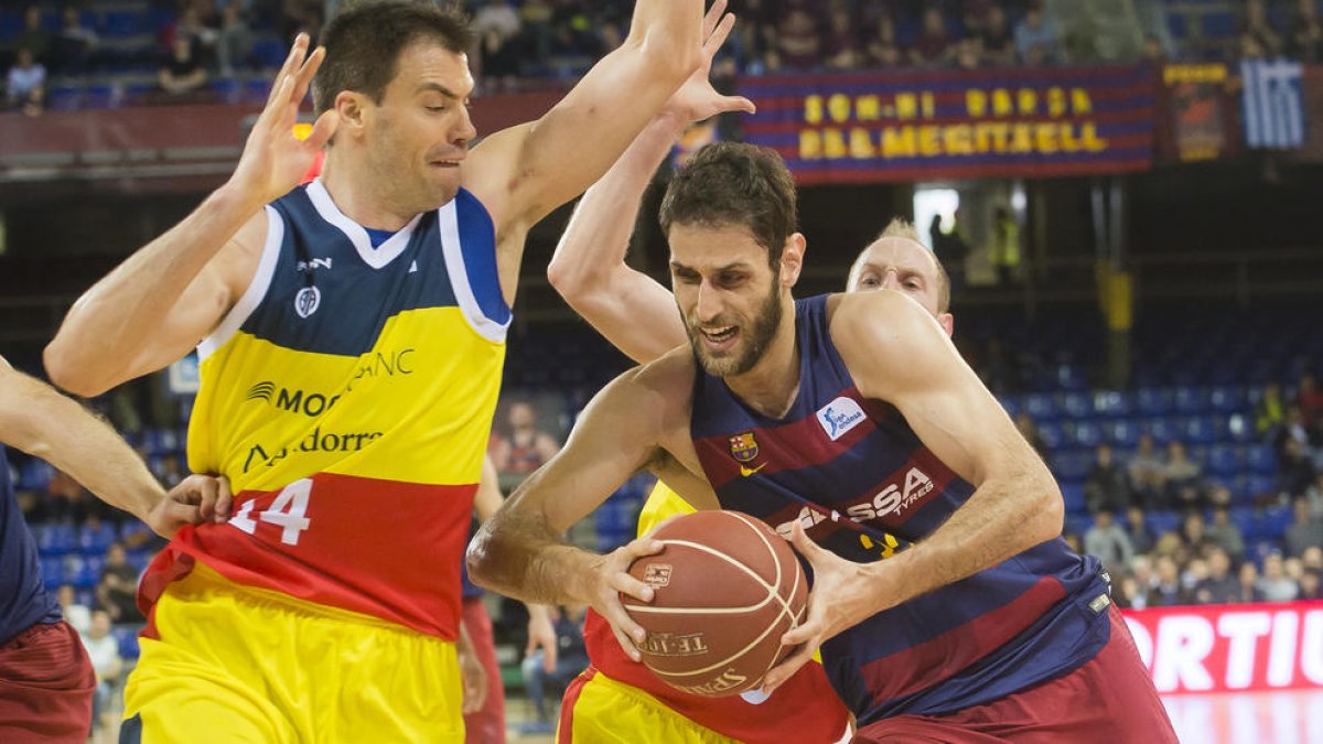 Perpelougou intenta driblar Schreiner i Stevic, al duel d'avui al Palau Blaugrana