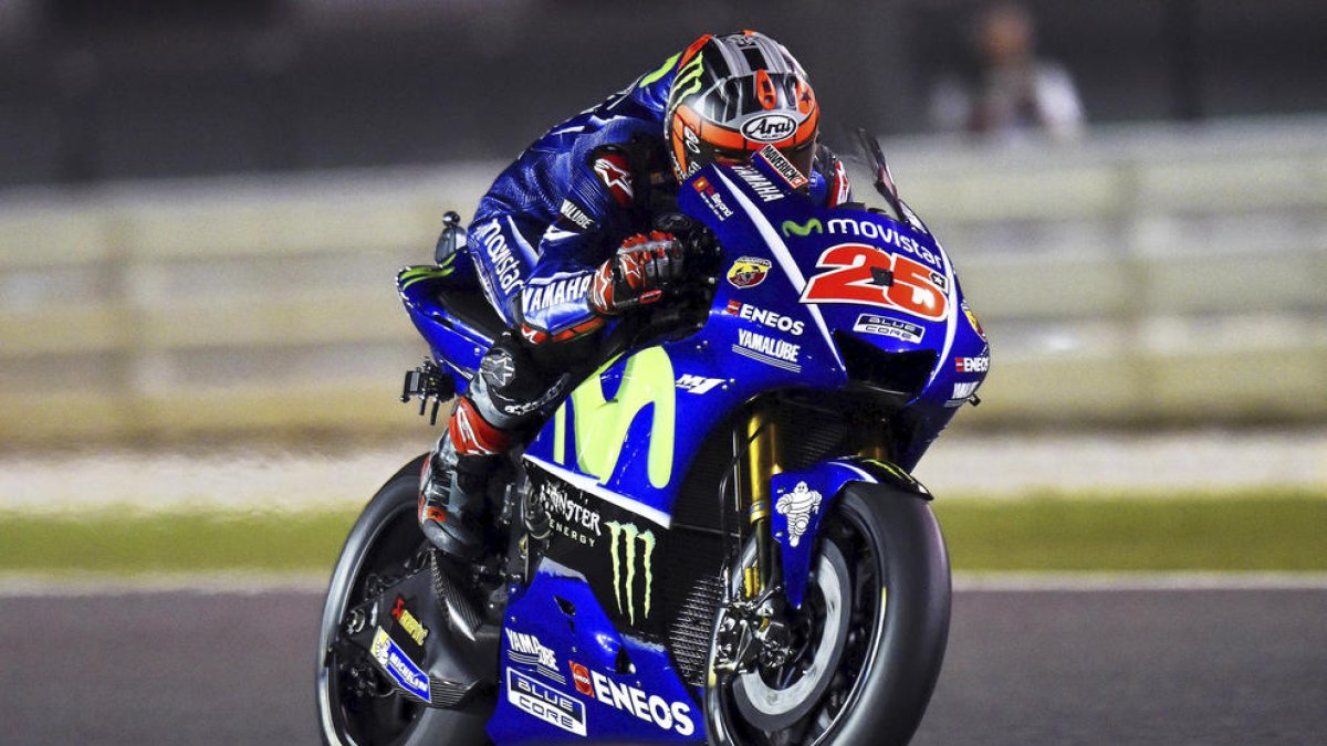 Viñales regna en una cursa marcada pel caos i la pluja