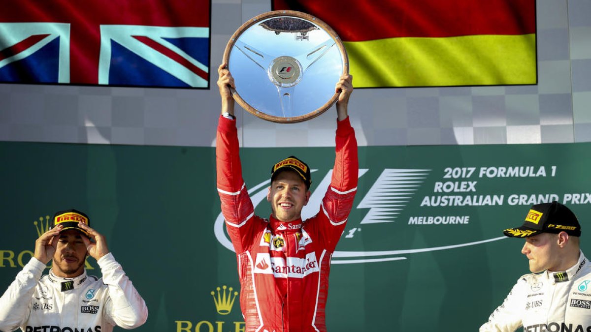 Vettel sorprèn Hamilton amb una estratègia millor