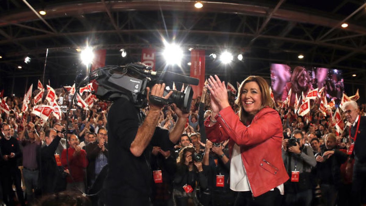 Díaz es llança a les primàries del PSOE envoltada de líders històrics